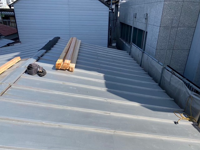 瓦棒葺き屋根の葺き替え